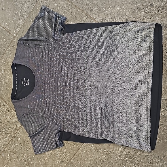 Nike Dri-Fit athletic t-shirt with pocket on the back. Size L - Picture 1 of 10